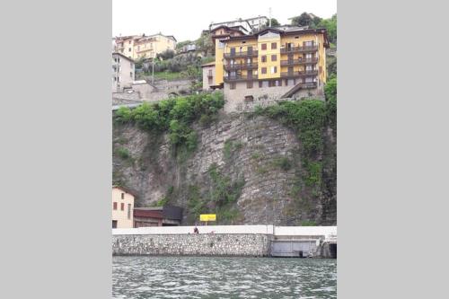 Appartamento sul lago d'Iseo in Tavernola Bergamasca Appartamento sul lago d'Iseo in Tavernola Bergamasca