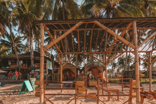 bar/salon, Mad Monkey Hostel Nacpan Beach in Palawan bar/salon, Mad Monkey Hostel Nacpan Beach in Palawan