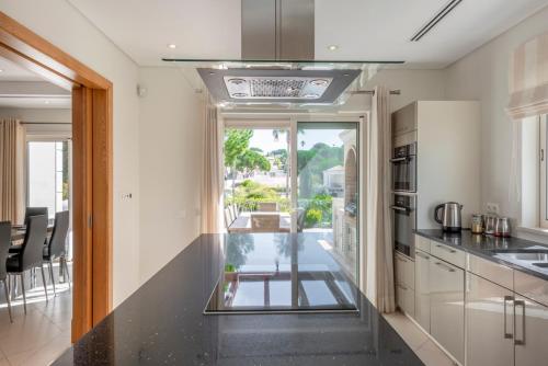 Vale do Garrao Villa Sleeps 8 with Pool Air Con and WiFi in หุบเขาการ์เรา Vale do Garrao Villa Sleeps 8 with Pool Air Con and WiFi in หุบเขาการ์เรา
