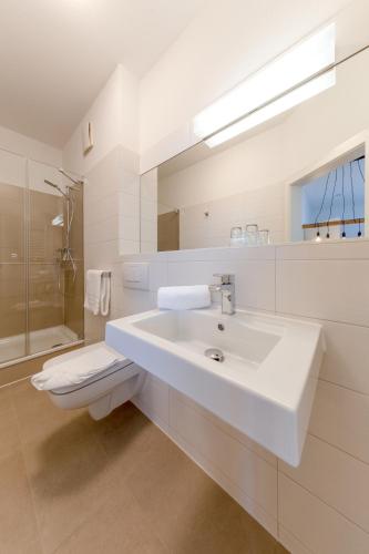 Bathroom, Hotel Gluckauf 1908 in Sellin City Center Bathroom, Hotel Gluckauf 1908 in Sellin City Center