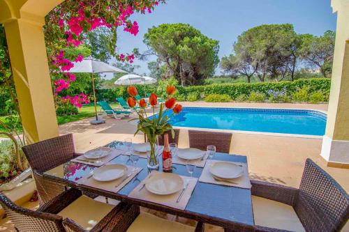 Barros da Fonte Santa Villa Sleeps 6 with Pool Air Con and WiFi in คาตีรา Barros da Fonte Santa Villa Sleeps 6 with Pool Air Con and WiFi in คาตีรา