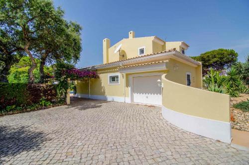 Barros da Fonte Santa Villa Sleeps 6 with Pool Air Con and WiFi in คาตีรา Barros da Fonte Santa Villa Sleeps 6 with Pool Air Con and WiFi in คาตีรา
