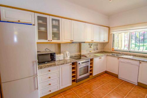 Barros da Fonte Santa Villa Sleeps 6 with Pool Air Con and WiFi in คาตีรา Barros da Fonte Santa Villa Sleeps 6 with Pool Air Con and WiFi in คาตีรา