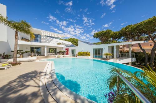 Quinta do Lago Villa Sleeps 14 with Pool and Air Con in อัลมานซิล Quinta do Lago Villa Sleeps 14 with Pool and Air Con in อัลมานซิล