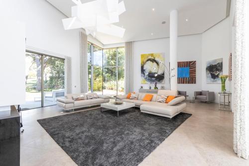 Quinta do Lago Villa Sleeps 14 with Pool and Air Con in อัลมานซิล Quinta do Lago Villa Sleeps 14 with Pool and Air Con in อัลมานซิล
