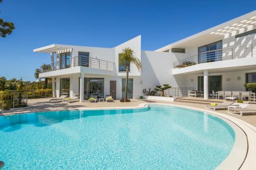 Quinta do Lago Villa Sleeps 14 with Pool and Air Con in อัลมานซิล Quinta do Lago Villa Sleeps 14 with Pool and Air Con in อัลมานซิล