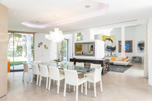 Quinta do Lago Villa Sleeps 14 with Pool and Air Con in อัลมานซิล Quinta do Lago Villa Sleeps 14 with Pool and Air Con in อัลมานซิล
