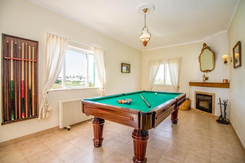 Escanxinhas Villa Sleeps 6 with Pool Air Con and WiFi in Escanxinhas Escanxinhas Villa Sleeps 6 with Pool Air Con and WiFi in Escanxinhas