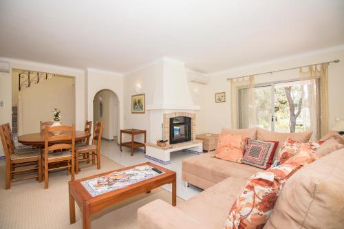 Vale do Garrao Villa Sleeps 6 with Pool Air Con and WiFi in อัลมานซิล Vale do Garrao Villa Sleeps 6 with Pool Air Con and WiFi in อัลมานซิล