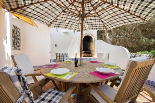 Vale do Garrao Villa Sleeps 6 with Pool Air Con and WiFi in อัลมานซิล Vale do Garrao Villa Sleeps 6 with Pool Air Con and WiFi in อัลมานซิล