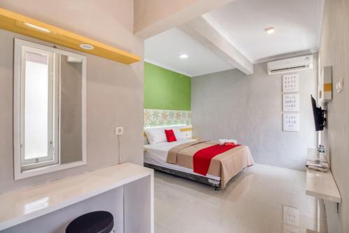 레드도어즈 니어 말리오보로 투구 스테이션 욕야 2 (RedDoorz near Malioboro Tugu Station Jogja 2) in Godean 레드도어즈 니어 말리오보로 투구 스테이션 욕야 2 (RedDoorz near Malioboro Tugu Station Jogja 2) in Godean