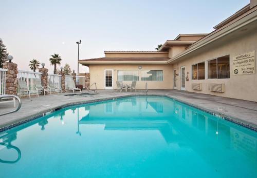 Swimming pool, Holiday Inn Express Corning By IHG in Corning (CA) Swimming pool, Holiday Inn Express Corning By IHG in Corning (CA)