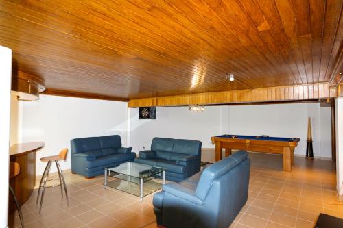 Cavacos Villa Sleeps 10 with Pool Air Con and WiFi in คาตีรา Cavacos Villa Sleeps 10 with Pool Air Con and WiFi in คาตีรา