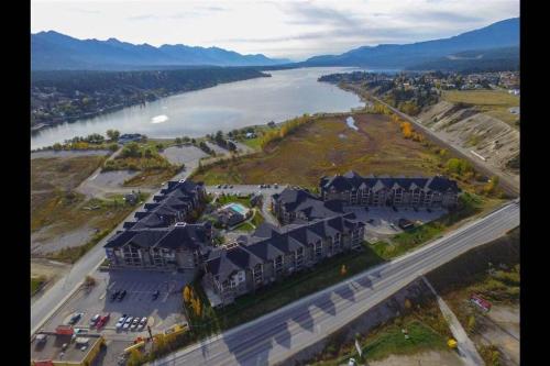 Pemandangan luar, Rustic Modern 2 Bed 2 Bath with Lakeview Pool and Hot Tub in Invermere (BC) Pemandangan luar, Rustic Modern 2 Bed 2 Bath with Lakeview Pool and Hot Tub in Invermere (BC)