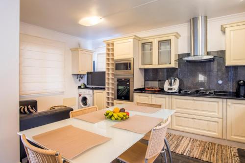 Santo da Serra Villa Sleeps 6 with Pool and WiFi in Funchal Santo da Serra Villa Sleeps 6 with Pool and WiFi in Funchal