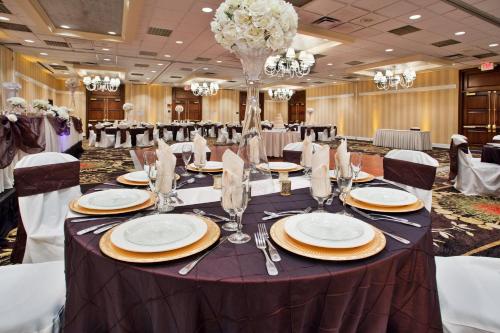 Salón de banquetes, Ramada by Wyndham Cleveland Independence in Independence Salón de banquetes, Ramada by Wyndham Cleveland Independence in Independence