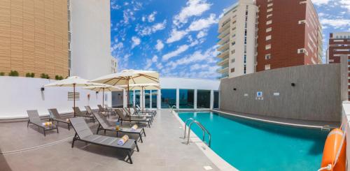 Piscina, Holiday Inn Algiers - Cheraga Tower By IHG in Dély Ibrahim Piscina, Holiday Inn Algiers - Cheraga Tower By IHG in Dély Ibrahim