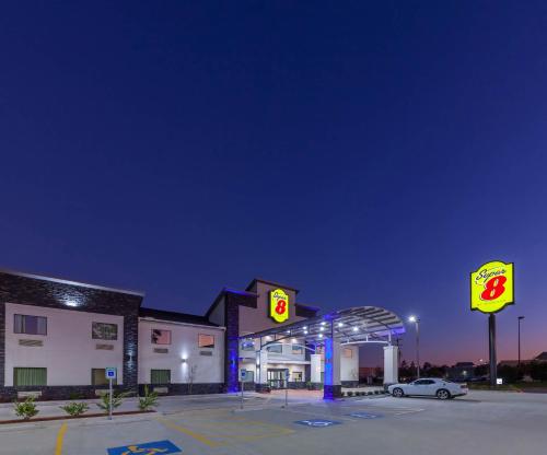 숙소 외관, 수퍼 8 바이 윈덤 킹우드 휴스턴 노스 (Super 8 by Wyndham Kingwood Houston North) in 킹우드 숙소 외관, 수퍼 8 바이 윈덤 킹우드 휴스턴 노스 (Super 8 by Wyndham Kingwood Houston North) in 킹우드