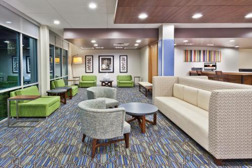 Hol, Holiday Inn Express & Suites - Cartersville By IHG in Cartersville (GA) Hol, Holiday Inn Express & Suites - Cartersville By IHG in Cartersville (GA)