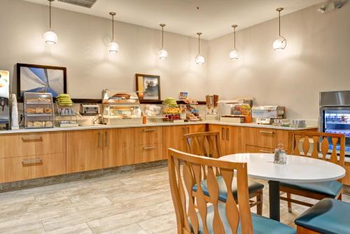 Makanan dan Minuman, Holiday Inn Express Newport Beach By IHG in Newport Beach (CA) Makanan dan Minuman, Holiday Inn Express Newport Beach By IHG in Newport Beach (CA)