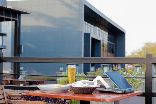 מרפסת, Mamba Point Hotel near שדה התעופה הבינלאומי Lungi International Airport מרפסת, Mamba Point Hotel near שדה התעופה הבינלאומי Lungi International Airport