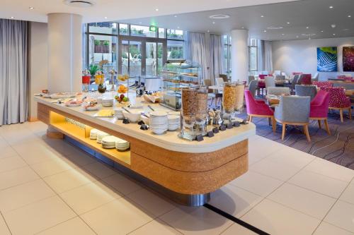 食べ物/飲み物, Holiday Inn Express Durban - Umhlanga By IHG in ダーバン 食べ物/飲み物, Holiday Inn Express Durban - Umhlanga By IHG in ダーバン