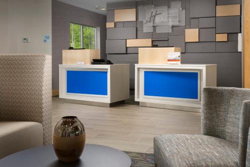 Lobby, Holiday Inn Express & Suites Altoona By IHG in Altoona (PA) Lobby, Holiday Inn Express & Suites Altoona By IHG in Altoona (PA)