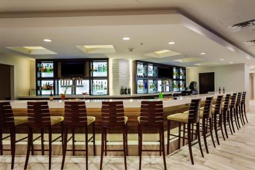Bar/Lounge, Holiday Inn Austin -Town Lake By IHG in Austin City Center Bar/Lounge, Holiday Inn Austin -Town Lake By IHG in Austin City Center