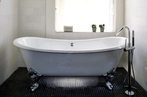 ห้องน้ำ, Kimpton Hotel Monaco Washington DC, an IHG Hotel By IHG near หอประชุมแห่งชาติ ห้องน้ำ, Kimpton Hotel Monaco Washington DC, an IHG Hotel By IHG near หอประชุมแห่งชาติ