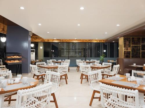 Restaurant, The Alana Hotel & Conference Center Malioboro Yogyakarta by ASTON near Taman Sari Water Castle Restaurant, The Alana Hotel & Conference Center Malioboro Yogyakarta by ASTON near Taman Sari Water Castle