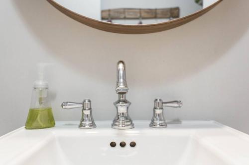 Bathroom, ✪ Cozy 1 Bedroom close to Downtown Chicago ✪ in West Town Bathroom, ✪ Cozy 1 Bedroom close to Downtown Chicago ✪ in West Town