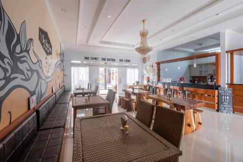 Restaurant, Urbanview Hotel Maribaya Lembang Bandung near BBPP Lembang Restaurant, Urbanview Hotel Maribaya Lembang Bandung near BBPP Lembang