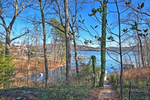 Paradise Cove Cabin with Boathouse and Dock in Guntersville (AL) Paradise Cove Cabin with Boathouse and Dock in Guntersville (AL)