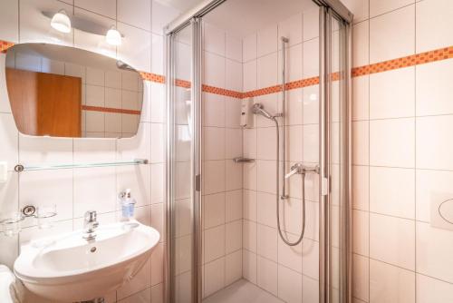 حمام, VISPERBLICK 24-7 Parkplatz und Frühstück inkl (VISPERBLICK 24-7 Parkplatz und Fruhstuck inkl) in اوسيربورغ حمام, VISPERBLICK 24-7 Parkplatz und Frühstück inkl (VISPERBLICK 24-7 Parkplatz und Fruhstuck inkl) in اوسيربورغ