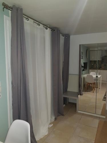 studio proche Paris et la defense 10min - non-fumeur in Bezons studio proche Paris et la defense 10min - non-fumeur in Bezons