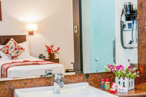 Bathroom, Earl's Red Colombo in Wellampitiya Bathroom, Earl's Red Colombo in Wellampitiya