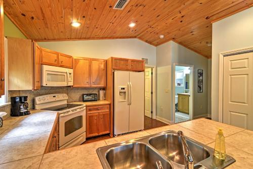Crystal River Cottage on 1 Acre with Deck and Porch! in 興力士 (FL) Crystal River Cottage on 1 Acre with Deck and Porch! in 興力士 (FL)