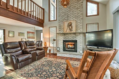 Poconos Vacation Rental with Pool Access and Hot Tub! in 布什基爾 (PA) Poconos Vacation Rental with Pool Access and Hot Tub! in 布什基爾 (PA)