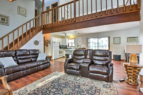 Poconos Vacation Rental with Pool Access and Hot Tub! in 布什基爾 (PA) Poconos Vacation Rental with Pool Access and Hot Tub! in 布什基爾 (PA)