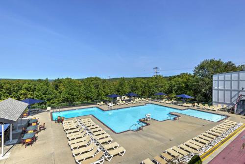 Poconos Vacation Rental with Pool Access and Hot Tub! in 布什基爾 (PA) Poconos Vacation Rental with Pool Access and Hot Tub! in 布什基爾 (PA)