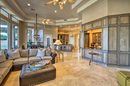 Lavish Paradise Valley Home with Sports Court and Pool in พาราไดซ์แวลเลย์ Lavish Paradise Valley Home with Sports Court and Pool in พาราไดซ์แวลเลย์