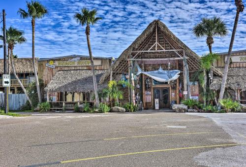 Port Aransas Condo with Pool Access Walk to Beach! in Port Aransas (TX) Port Aransas Condo with Pool Access Walk to Beach! in Port Aransas (TX)