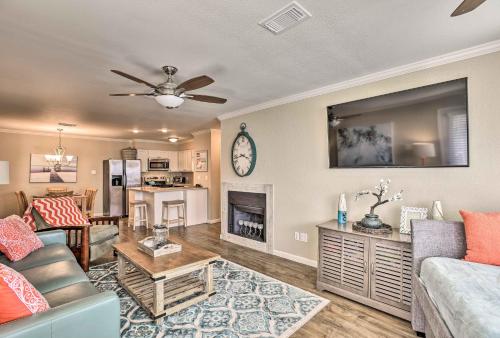 Port Aransas Condo with Pool Access Walk to Beach! in Port Aransas (TX) Port Aransas Condo with Pool Access Walk to Beach! in Port Aransas (TX)