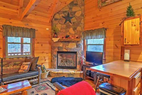 Rustic Dundee Log Cabin with Hot Tub and Forest Views! in 坎頓市中心 Rustic Dundee Log Cabin with Hot Tub and Forest Views! in 坎頓市中心