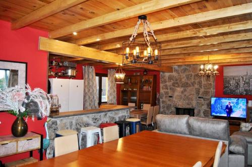 gedeelde lounge/tv-ruimte, Casa Rural Mansion Alejandra con piscina y jacuzzi in Collado Mediano gedeelde lounge/tv-ruimte, Casa Rural Mansion Alejandra con piscina y jacuzzi in Collado Mediano