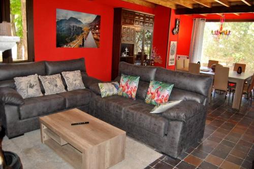 Közös társalgó / TV, Casa Rural Mansion Adela con Piscina y Jacuzzi in Collado Mediano Közös társalgó / TV, Casa Rural Mansion Adela con Piscina y Jacuzzi in Collado Mediano