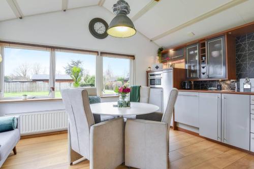 Kitchen, Tinyhouse Dirkshorn Noord-Holland honden welkom omheinde tuin 10 km van strand in Schagen Kitchen, Tinyhouse Dirkshorn Noord-Holland honden welkom omheinde tuin 10 km van strand in Schagen