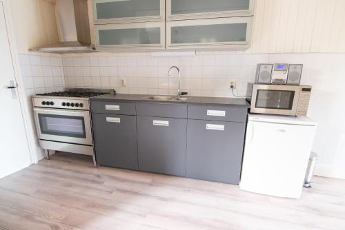 Kitchen, Vissershuisje aan de waddenzee in Paesens Kitchen, Vissershuisje aan de waddenzee in Paesens