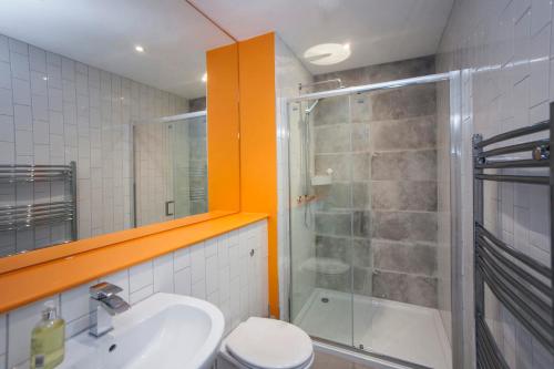 حمام, higgihaus #3b 4 Bed Big Groups Hip Location Sleeps 10 in أشلي حمام, higgihaus #3b 4 Bed Big Groups Hip Location Sleeps 10 in أشلي