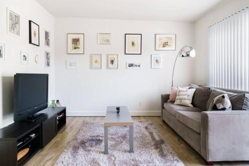 Hôtel Enjoy Best of LA & Beaches from Chic Art & Design Apartment // ARTBNB!